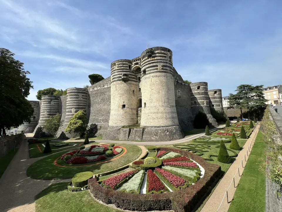 Le château d’Angers et ses tours rayées de schiste et de tuffeau