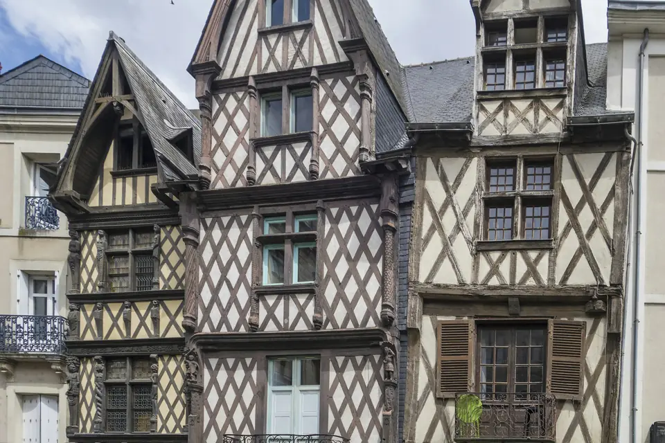 Maisons à pans de bois et toits d’ardoise dans le centre d’Angers