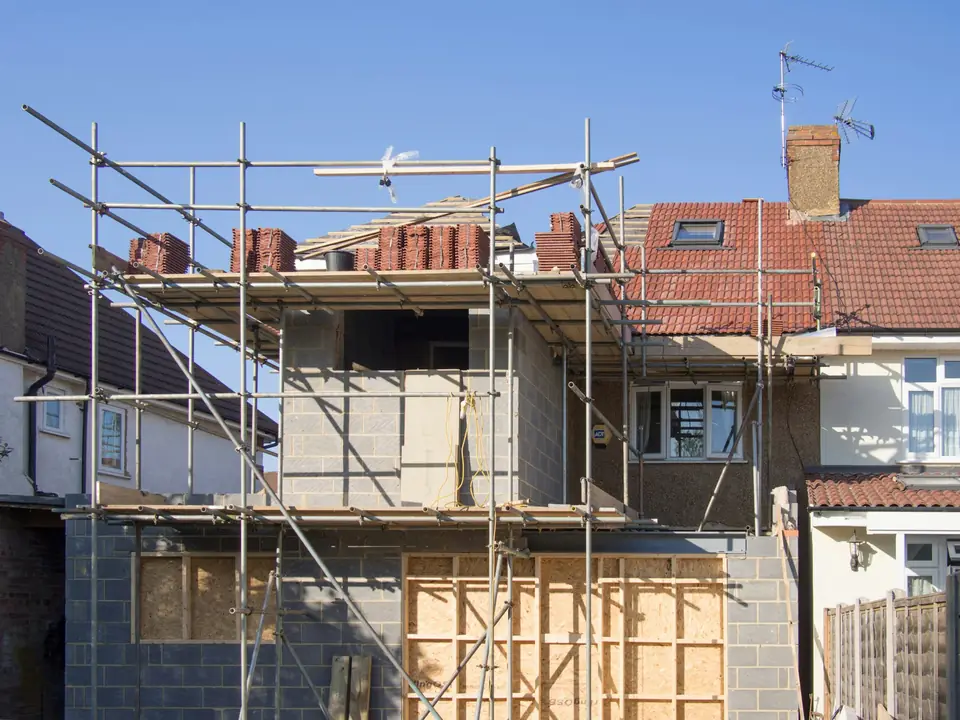 Maison en parpaing sous échafaudage