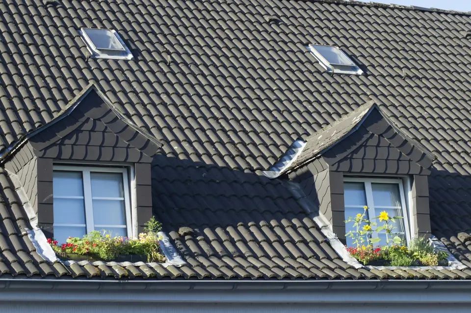 Fenêtres de toit et lucarnes sur une couverture en tuiles