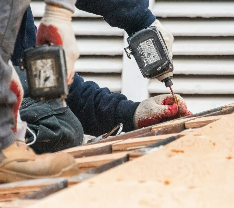 Couvreurs au travail sur un support de toiture neuf