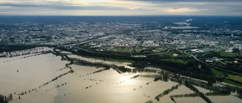 Vallée inondée en hiver, vue du ciel