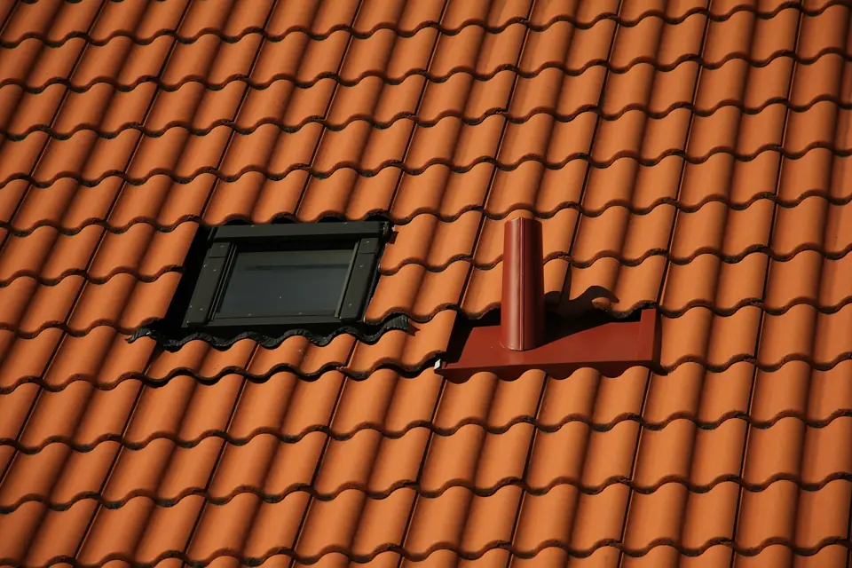 Fenêtre de toit posée dans une couverture en tuiles